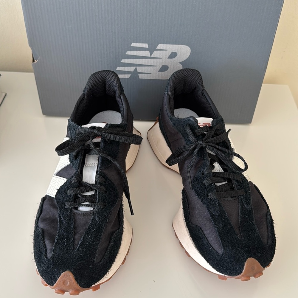 Womens New balance size 8 black suede sneaker mode de vie classic 327